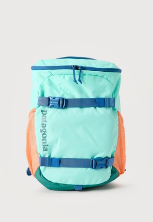 Mintgroene Patagonia-rugzak met blauwe gespen en riemen, oranje zijvakken van gaas en een ritssluiting aan de bovenkant, afgebeeld tegen een effen lichte achtergrond.