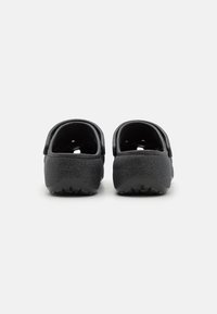 Crocs CLASSIC PLATFORM GLITTER - Badesandaler - black