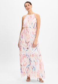 Maxikleid mit Halsband und weichem, fließendem Stoff mit einem bunten, abstrakten Wellenmuster in Pink, Blau und Weiß.