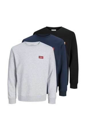 Trois pulls à manches longues et col rond en gris clair, bleu marine et noir, chacun avec un petit logo rectangulaire sur la poitrine.