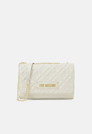 Kremowa pikowana skórzana torba na ramię z złotym łańcuszkowym paskiem i złotą plakietką z logo "Love Moschino" na przedniej klapie.