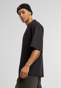 Urban Classics SCUBA TEE - Pamata T-krekls - black