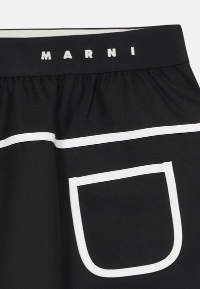 Schwarzer Stoffbund mit weißem Text "MARNI", versehen mit weißer Paspel und einer Tasche mit kontrastierendem weißen Rand.