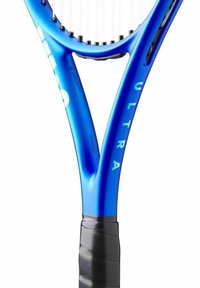 Blauwe tennisracket met een slank frame, getextureerde grip en witte branding. De kop heeft bespanning en een modern ontwerp met een verlengde hals.
