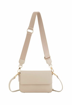 Bolso cruzado rectangular beige con correa ancha ajustable para el hombro y cierres en tono dorado sobre fondo blanco.