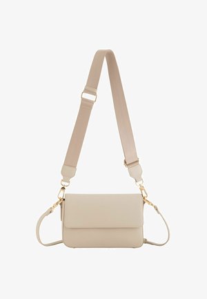 Bolso cruzado rectangular beige con correa ancha ajustable para el hombro y cierres en tono dorado sobre fondo blanco.
