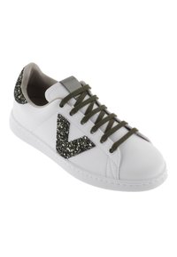 Sneaker bianco con lacci verde oliva e dettagli neri glitterati. Presenta una suola in gomma texturizzata e una tomaia in pelle liscia.