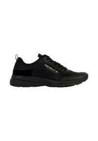 Baskets de sport noires avec un dessus texturé, une semelle en caoutchouc robuste et un détail de logo réfléchissant. Conçues pour le confort et la performance.