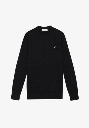 Zwart gebreid sweater met een kabelbreipatroon, geribde manchetten en zoom, en een klein wit logo op de borst. Ronde halslijn, lange mouwen.