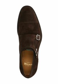 Chausson en suède marron, à bout rond, avec deux sangles horizontales et une boucle décorative en argent. Intérieur lisse avec le logo de la marque.