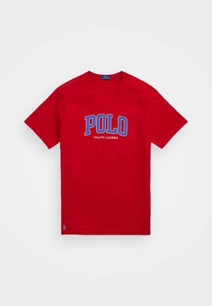T-shirt en coton rouge à manches courtes, avec "POLO RALPH LAUREN" imprimé en bleu et blanc sur la poitrine, petit logo sur l'ourlet.