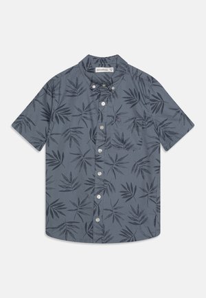 Camisa de manga corta con botones en tejido azul oscuro con un patrón de hojas de palma. Presenta un bolsillo en el pecho y un diseño de cuello puntiagudo.
