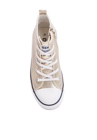 Zapatilla alta metálica dorada con cierre de cordones blancos, cap toe de goma y acento en color marino a lo largo de la suela. Cuenta con una cremallera lateral para facilitar el acceso.