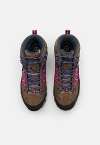 Brune turstøvler med rosa og blå snøring, overdeler i semsket skinn og mesh, polstret ankelstøtte og gummisåle for bedre grep.