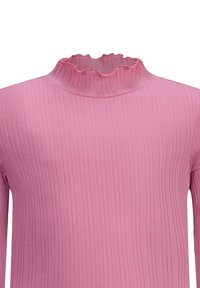 Rippüberstehende Langarmbluse in sanftem Rosa mit hohem, gerafftem Halsausschnitt. Der Stoff ist glatt und zeigt vertikale Linien für eine interessante Struktur.