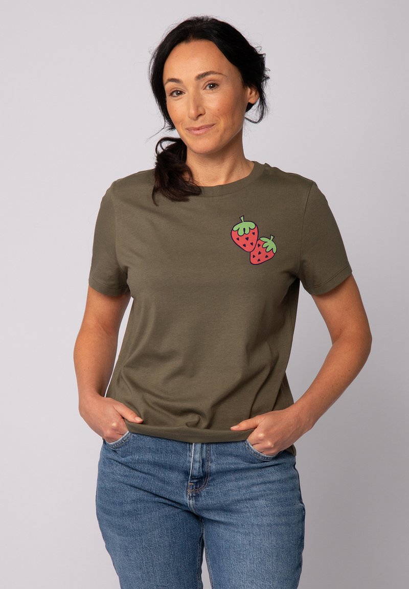 Olivengrünes Baumwoll-T-Shirt mit kurzen Ärmeln, das auf der linken Brustseite ein rotes Erdbeer-Grafik mit grünen Blättern zeigt.