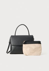 Mustahik mustahik hitam dengan desain terstruktur dan pegangan atas, disertai dengan kantong kecil berwarna beige dengan resleting yang memiliki pola halus.