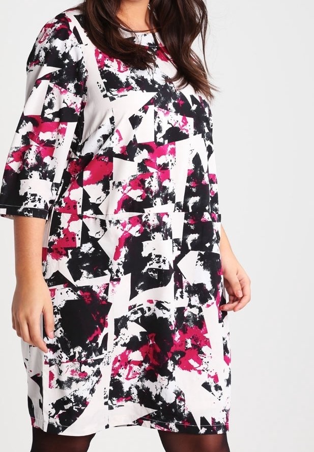 Das Kleid hat ein abstraktes Muster in Schwarz, Weiß und Pink. Es hat Dreiviertelärmel, einen runden Halsausschnitt und eine lockere Passform.