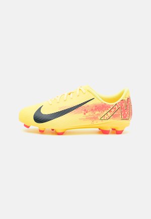 Crampons de football Nike en jaune vif avec une tige en synthétique texturé, un swoosh noir et des accents rouge vif à l'arrière, dotés de crampons orange.