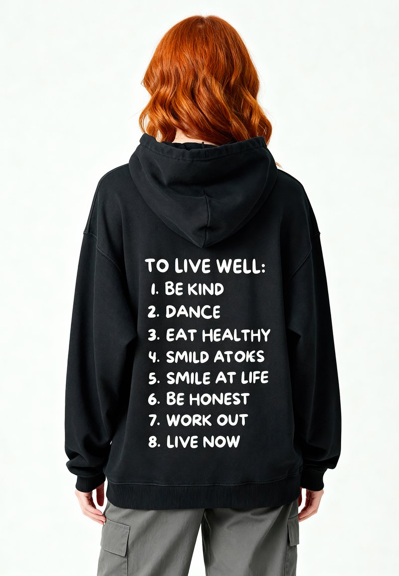 Felpa nera con tasca frontale e cappuccio spazioso. Sul retro, testo bianco elenca frasi motivazionali in carattere grassetto. Polsini e orlo a coste.