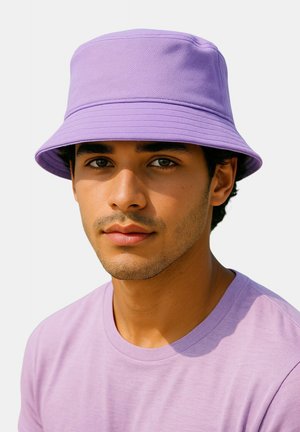 Paarse emmerhoed met een gestructureerde afwerking, zachte stof en een brede rand. Draagt bijpassend lila T-shirt. Neutrale achtergrond.