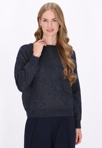 Pulover tricotat bleumarin cu o croială lejeră, accente din fir metalic, guler rotund și mâneci lungi, completat de manșete și tiv cu nervuri.