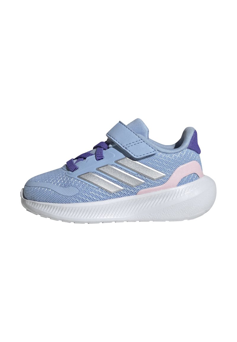 Baskets de sport bleu clair avec une tige en mesh, accents violets, rayures argentées et une bande Velcro. Elles disposent d'une semelle en caoutchouc blanc.