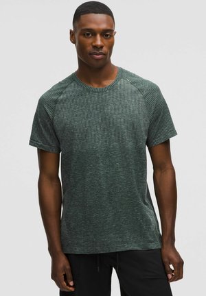 lululemon METAL VENT TECH SHORT SLEEVE - Print T-shirt - starch blue rainforest green