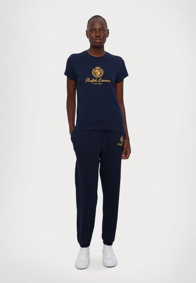 Polo Ralph Lauren HOTEL SHORT SLEEVE - Apdrukāts T-krekls - cruise navy/gold