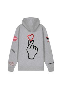 Sweat-shirt à capuche gris avec une main faisant un geste de cœur avec les doigts et un cœur rouge, ainsi que divers motifs graphiques rouges et noirs sur les manches.
