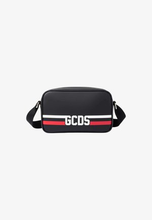 Bolso bandolera rectangular negro con correa ajustable, rayas horizontales blancas y rojas, y el logo blanco y audaz "GCDS" en el frente.