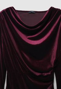 Burgunderrotes Samtkleid mit drapiertem Ausschnitt und langen Ärmeln, das eine glatte Textur und Raffungen in der Taille aufweist.