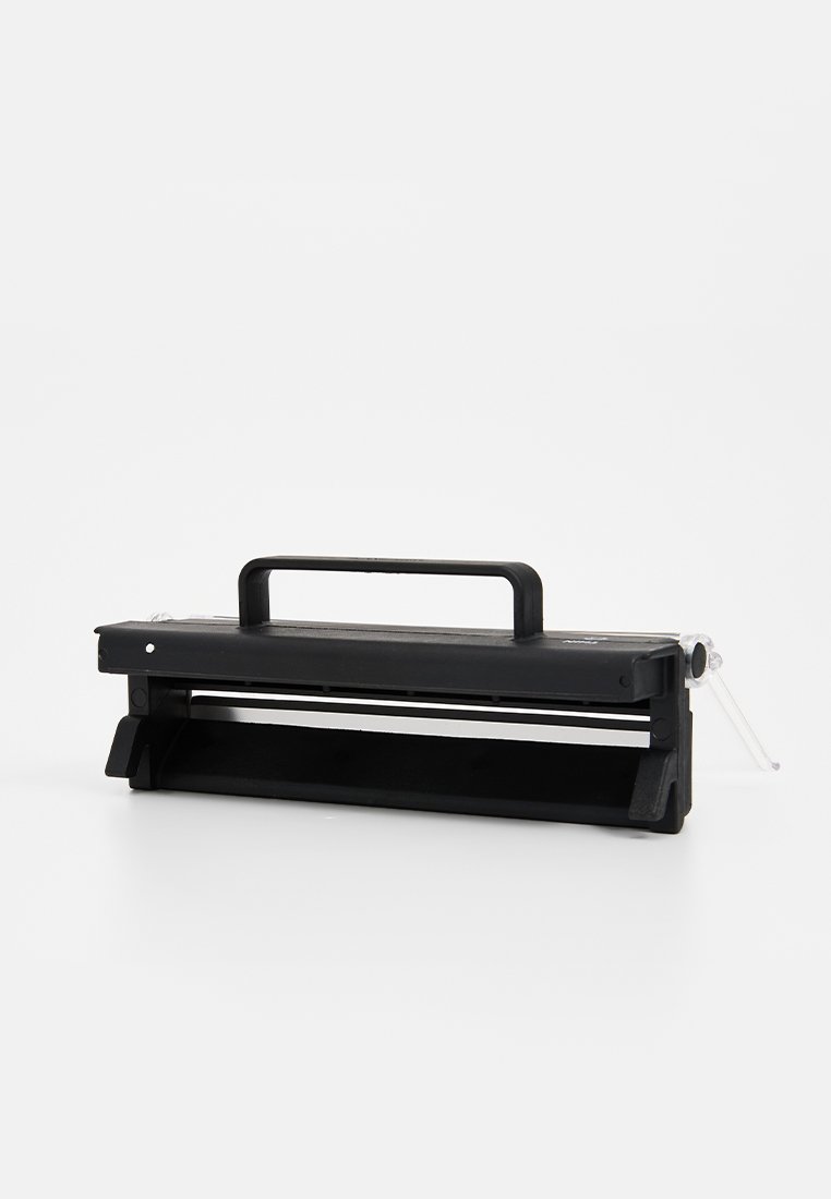 Schwarzer Papierschneider aus Kunststoff mit einem Griff, länglich rechteckiger Form, transparentem Klingen-Schutz und einem Schiebe-Mechanismus zum Schneiden von Papier.