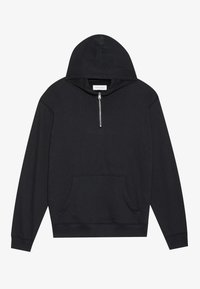 Sweat à capuche noir en tissu doux, avec une fermeture éclair frontale, une poche kangourou et des poignets côtelés. Texture lisse avec un design minimaliste.