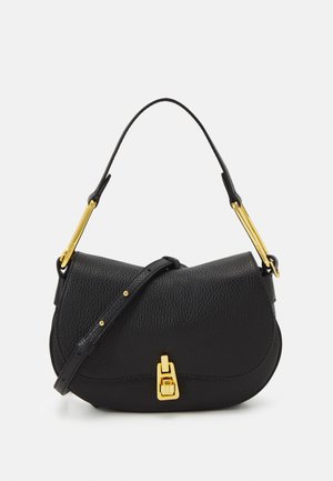 Borsa a spalla in pelle nera con forma curva, caratterizzata da una chiusura e accessori in tonalità oro. Tracolla regolabile e texture grani.