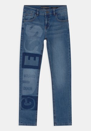 Niebieskie jeansy o dopasowanym kroju ze spranym nadrukiem "GUESS Washed Denim" na lewej nogawce i przednich kieszeniach, zapięciem na guziki oraz szlufkami na pasek.