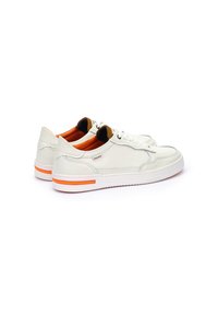 Zapatillas de cuero blancas con acentos naranjas, que presentan una textura suave, puntera perforada y forro interior naranja contrastante. Suela de goma plana.