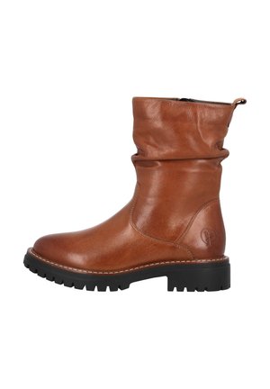 Bota de tobillo de cuero marrón con un diseño arrugado, suela de goma negra, logo estampado y detalles de costura blanca. Cierre con cremallera lateral para poner y quitar fácilmente.
