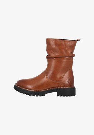 Bota de tobillo de cuero marrón con un diseño arrugado, suela de goma negra, logo estampado y detalles de costura blanca. Cierre con cremallera lateral para poner y quitar fácilmente.