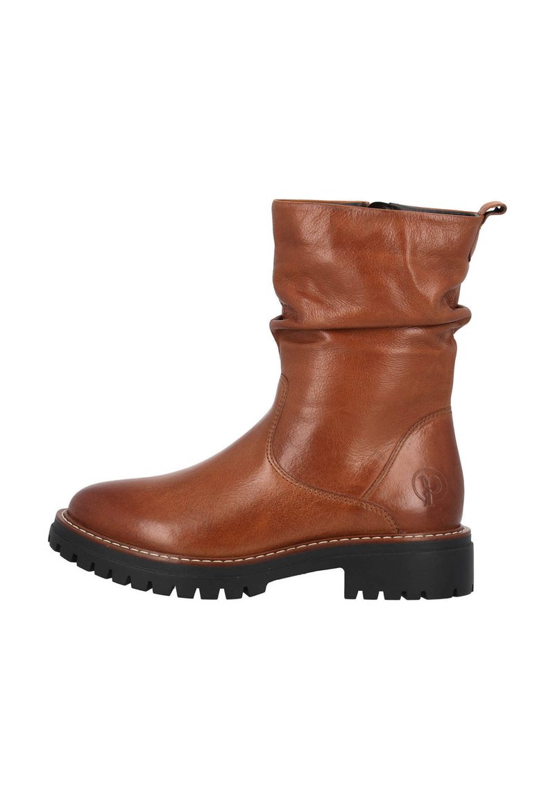 Bota de tobillo de cuero marrón con un diseño arrugado, suela de goma negra, logo estampado y detalles de costura blanca. Cierre con cremallera lateral para poner y quitar fácilmente.