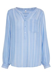 Blusa azzurro chiaro a maniche lunghe con strisce verticali bianche, taschino sul lato sinistro e scollatura con tre bottoni.