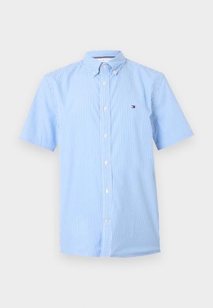 Camisa de manga corta a rayas azul claro y blanca con botones, cuello con botón y un pequeño logo en el pecho izquierdo.