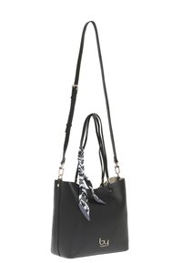 Borsa a spalla nera con superficie testurizzata, accessori in oro, due manici e una sciarpa staccabile a motivo nero e bianco.