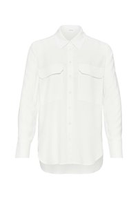 Chemise blanche à manches longues avec boutons, deux poches poitrine et col pointu, présentée sur un fond uni.