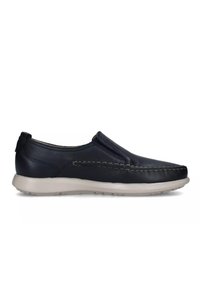 Scarpe slip-on in pelle blu navy con dettagli cuciti e suola flessibile di un grigio chiaro. Presentano una punta arrotondata e un design minimalista.