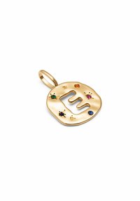 Colgante de oro con una forma irregular, que presenta un diseño en relieve de una "M" y seis piedras preciosas de colores incrustadas a su alrededor. Incluye un lazo para su sujeción.