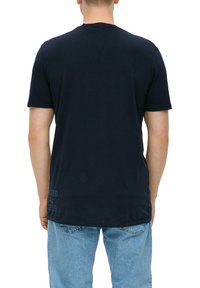 s.Oliver MIT LOGO PATCH - T-Shirt basic - navy