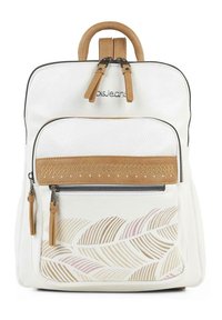 Mochila blanca hecha de cuero sintético con un asa en la parte superior, múltiples bolsillos con cremallera, un acento tejido en tono marrón y detalles en patrón de hojas en dorado y rosa.