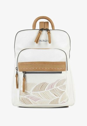 Mochila blanca hecha de cuero sintético con un asa en la parte superior, múltiples bolsillos con cremallera, un acento tejido en tono marrón y detalles en patrón de hojas en dorado y rosa.
