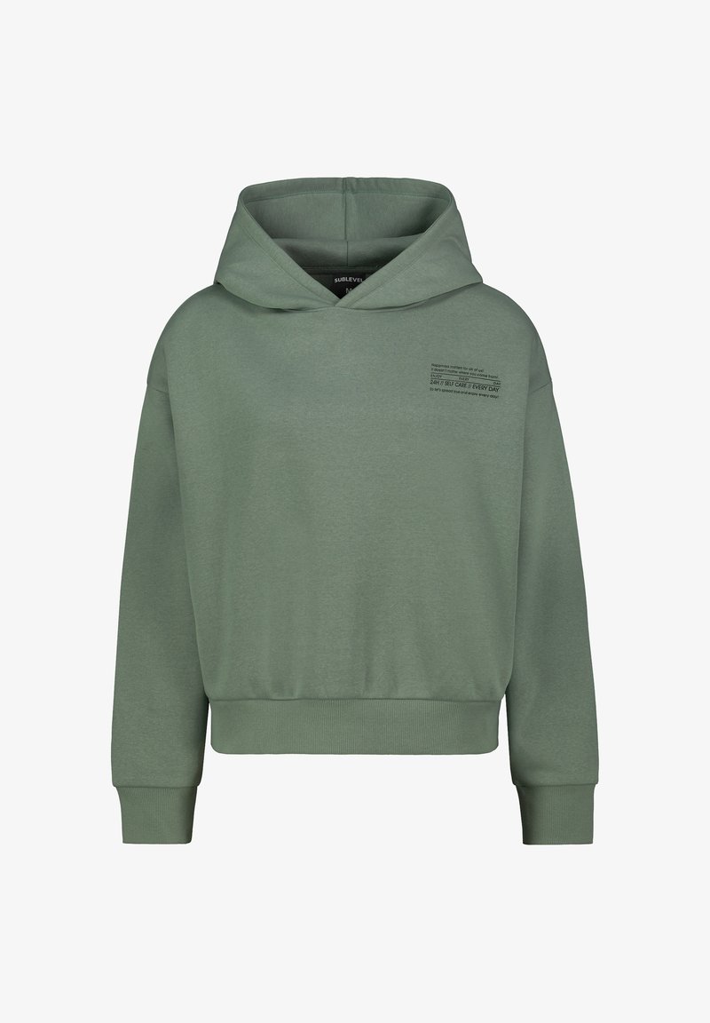 Grüne Kapuzenjacke mit gerippten Bündchen und Saum. Die Vorderseite zeigt ein kleines, bedrucktes Textdesign. Hergestellt aus weichem, strukturiertem Baumwollgemisch.